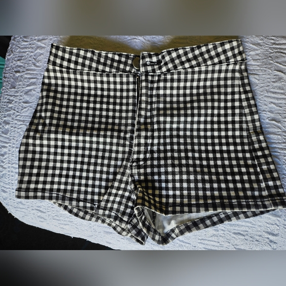 Forever 21 Black and White Checker Print Shorts Size 26 - Picture 2 of 9